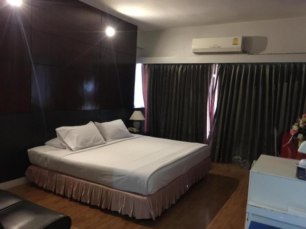Pailyn Phitsanulok Hotel Extérieur photo