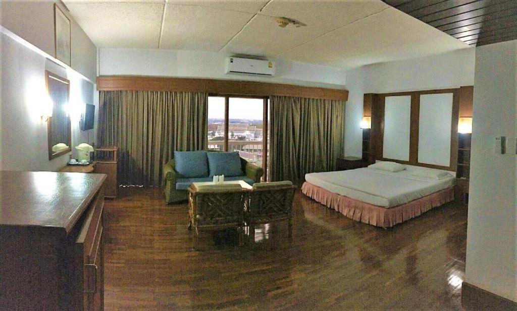 Pailyn Phitsanulok Hotel Extérieur photo